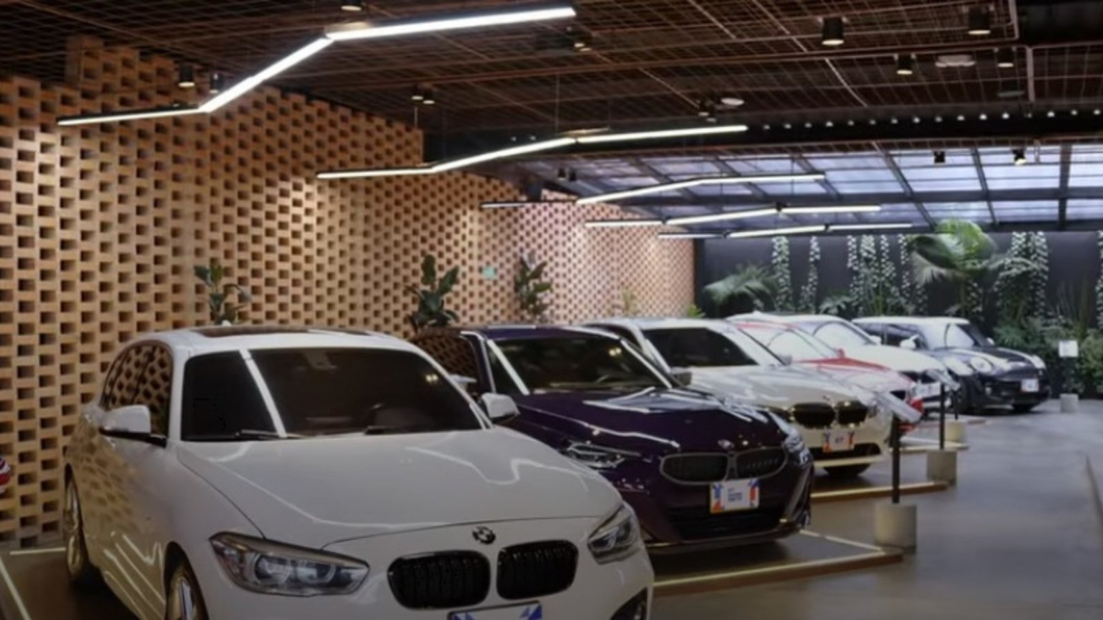 Iluminación de showroom y zona de atención en 8/7 Autos, Bogotá
