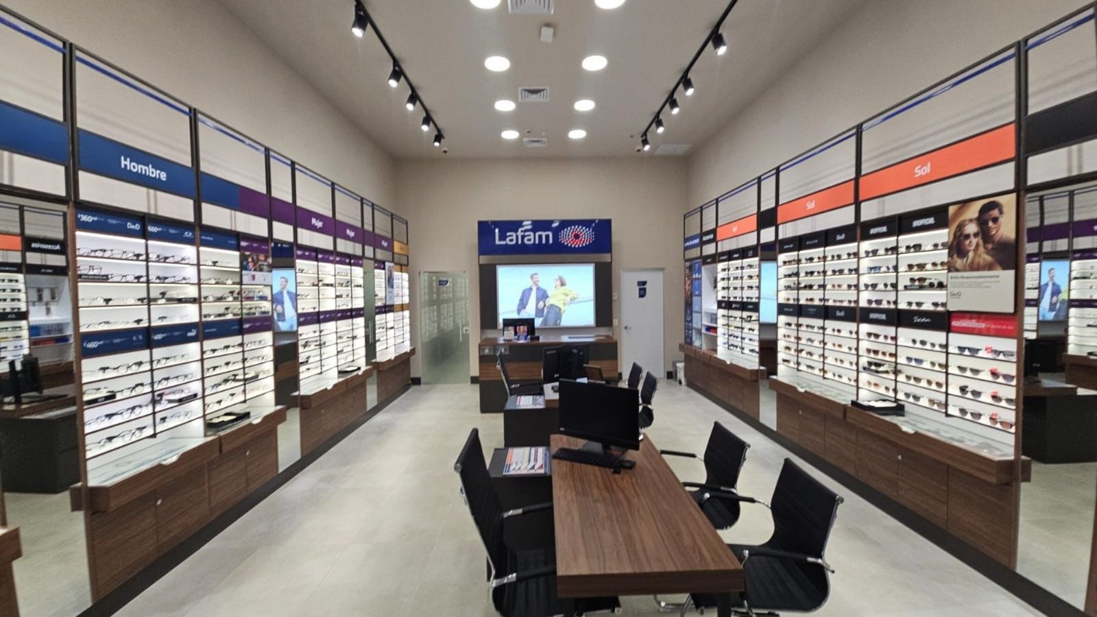 Iluminación y redes de datos instaladas en Ópticas Lafam, Bogotá